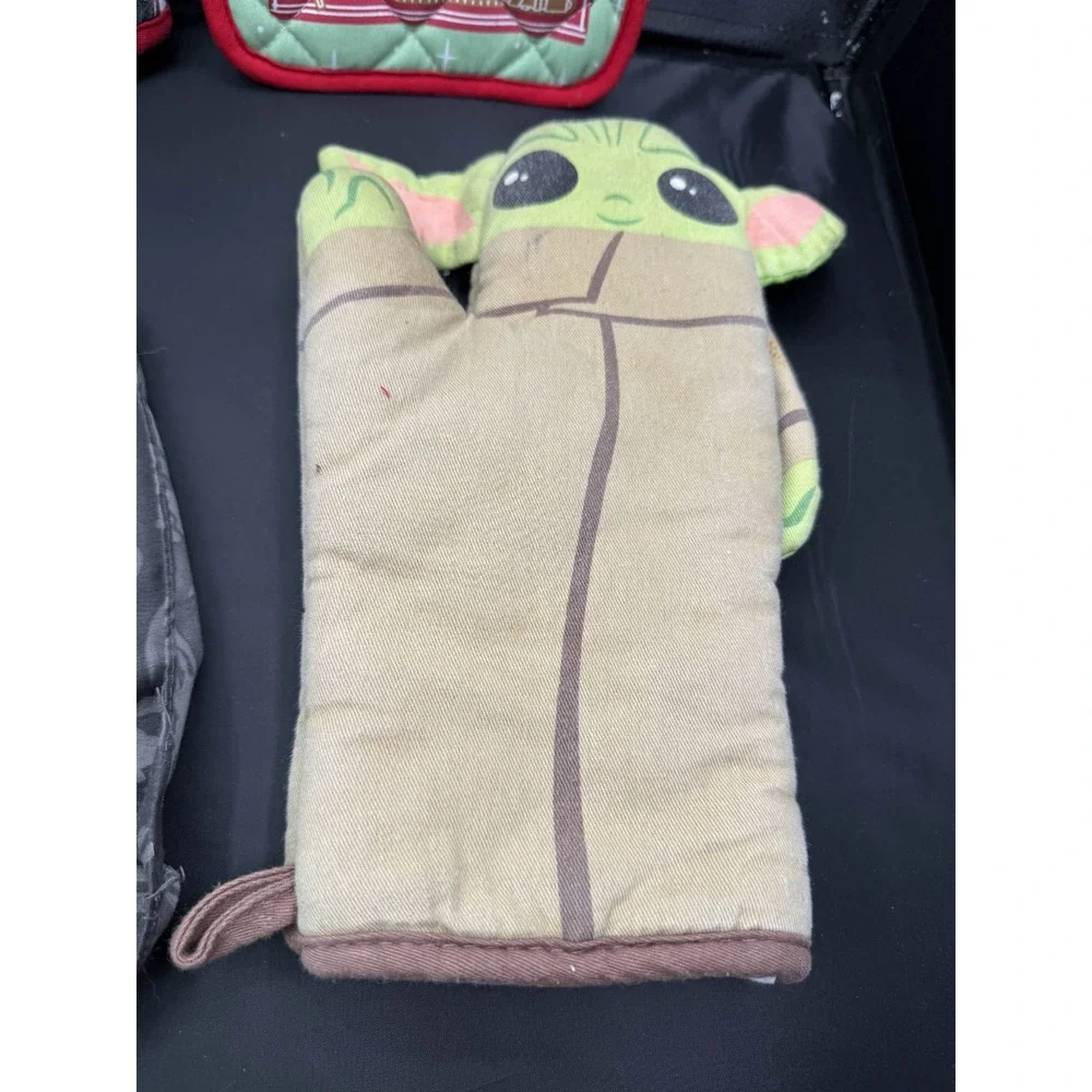 Star Wars Kitchen Set Grogu Baby Yoda Oven Mitt Potholder & Mandalorian Bandana